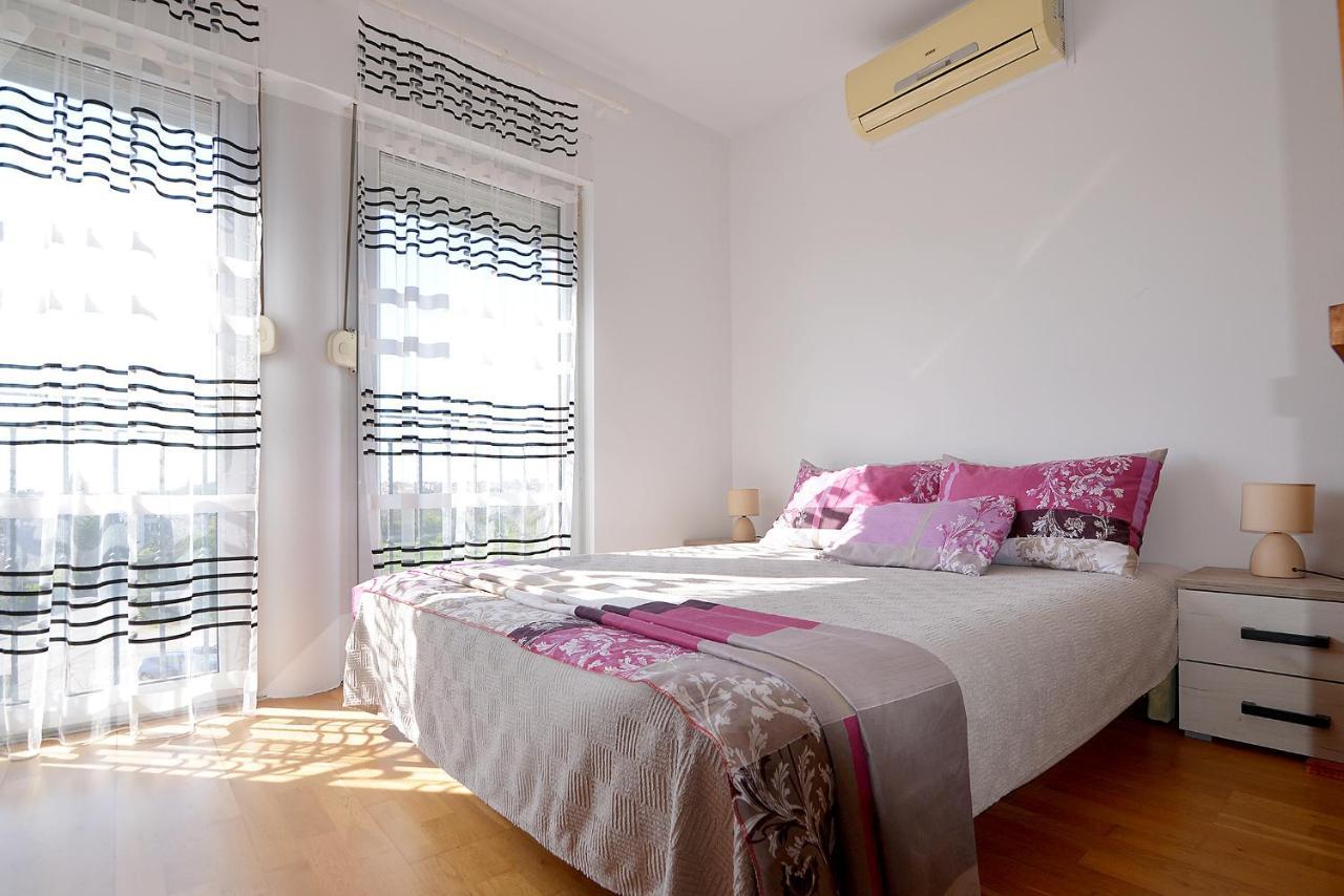 Lungo Mare With Terrace Apartment Pula