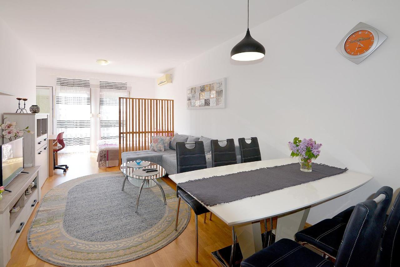 Lungo Mare With Terrace Apartment Pula