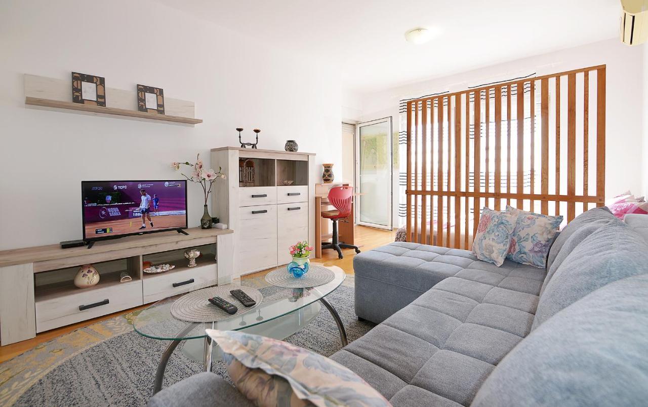 Lungo Mare With Terrace Apartment *
